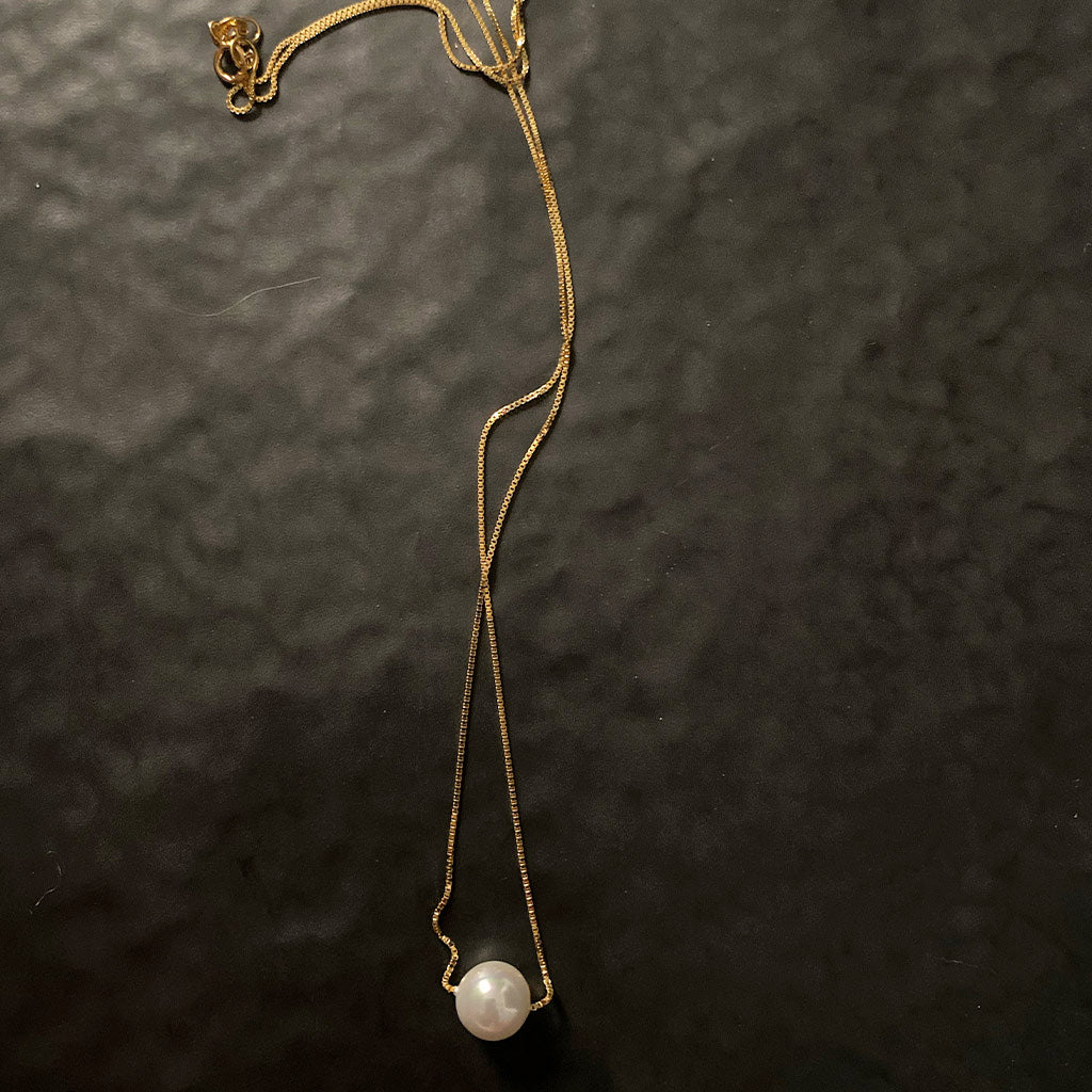 Single pearl necklace - yellow gold